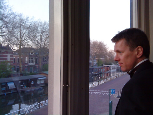 Robert Bekkers waits for the Muziek en Amuses house concert on 17 April 2010