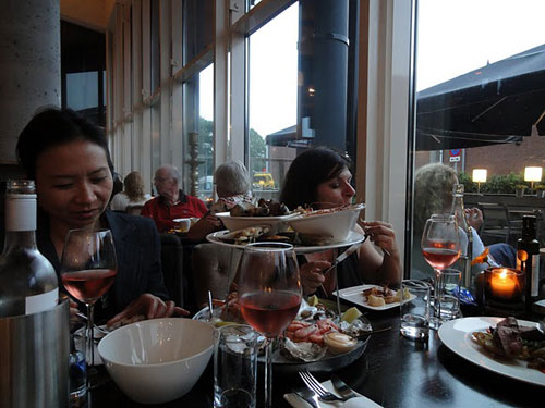 Ladies Night in Utrecht: seafood dinner with rose wine. Photo: Susan Raddatz Ladies Night in Utrecht: seafood dinner with rose wine. Photo: Susan Raddatz