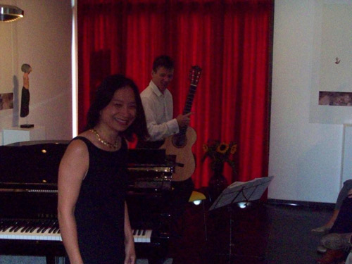 Bekkers Piano Guitar Duo ends their one-hour concert at Funen Park, 25 July 2010