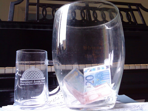 Glass vase and Monument House Glass Mug