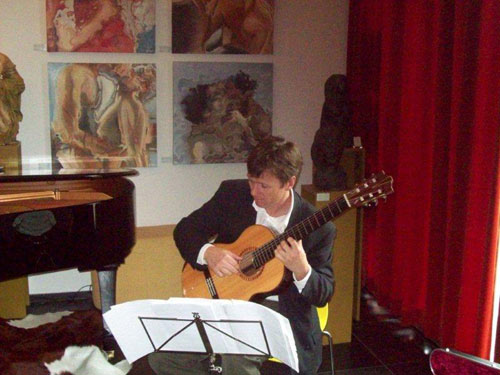 Robert Bekkers on Jeroen Hilhorst concert guitar in Amsterdam. Photo: FCAP