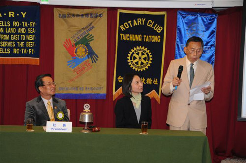 Anne Ku's father gives a 2 minute speech at Tatong Rotary in Taichung, Taiwan