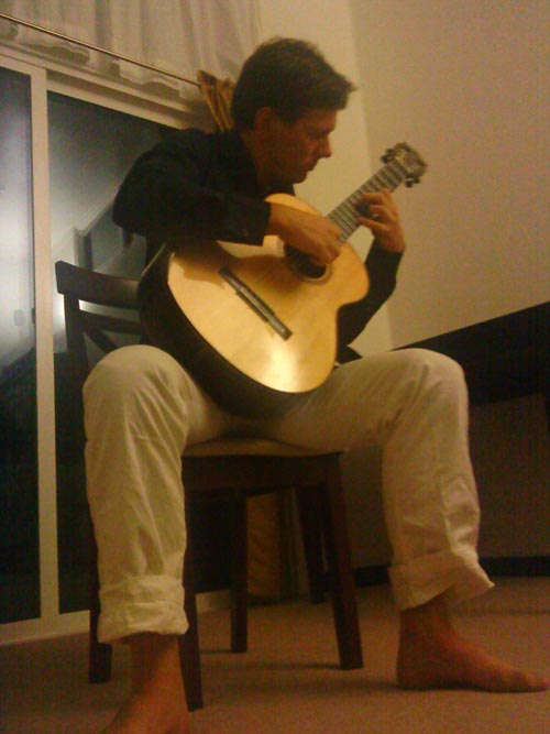 Robert Bekkers guitarist in private house concert in Wailuku