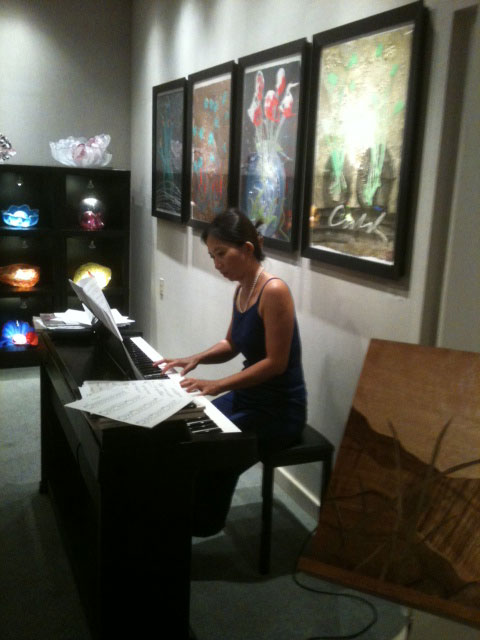 Live piano music at artist reception at the NaPua Gallery in the Grand Wailea Live piano music at artist reception at the NaPua Gallery in the Grand Wailea